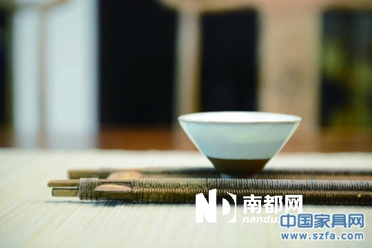 茶桌上的紋路就來自古木本身。