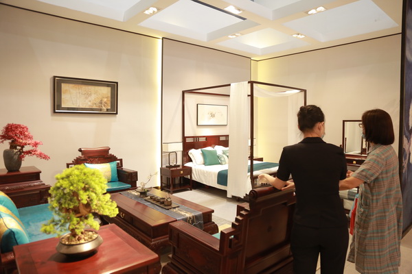 美聯(lián)紅木展館現(xiàn)場，經(jīng)銷商現(xiàn)場咨詢加盟